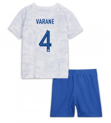 Frankrike Raphael Varane #4 Bortaställ Barn VM 2022 Kortärmad (+ Korta byxor)
